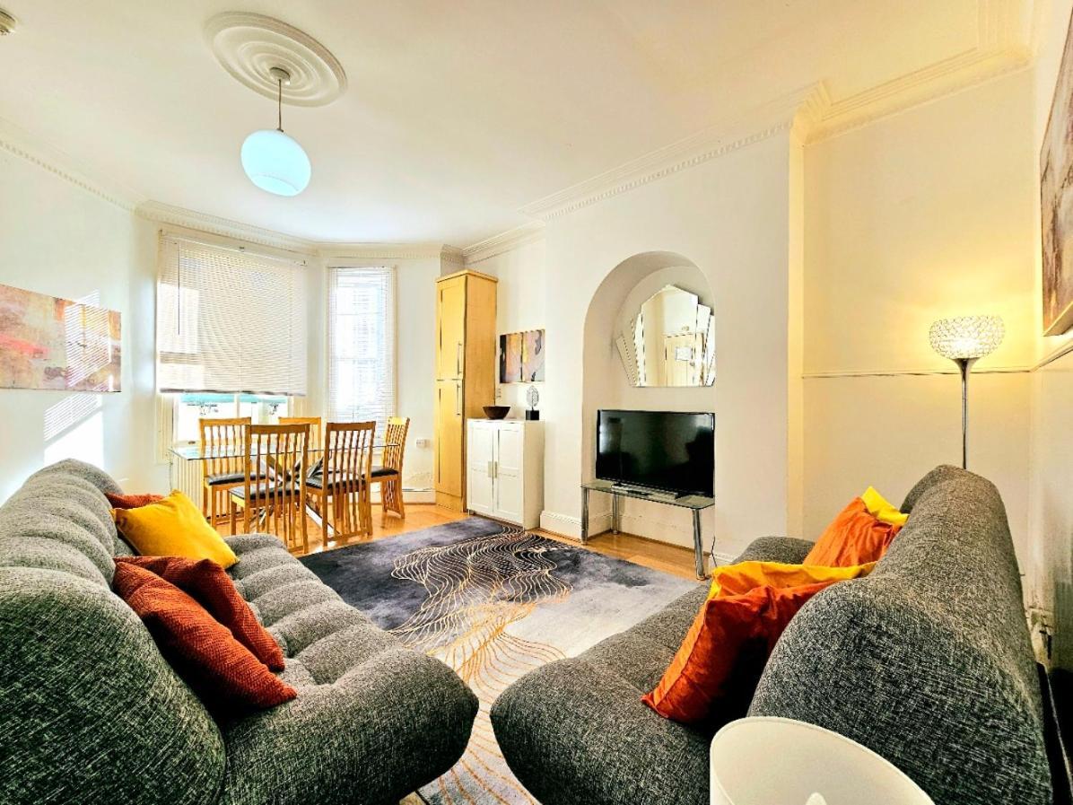Spacious & Cosy 2 Bedroom Home Plus 2 Sofa-Beds With Private Entrance And Back Patio, 3 Min Walk To Earl'S Court Station Londýn Exteriér fotografie