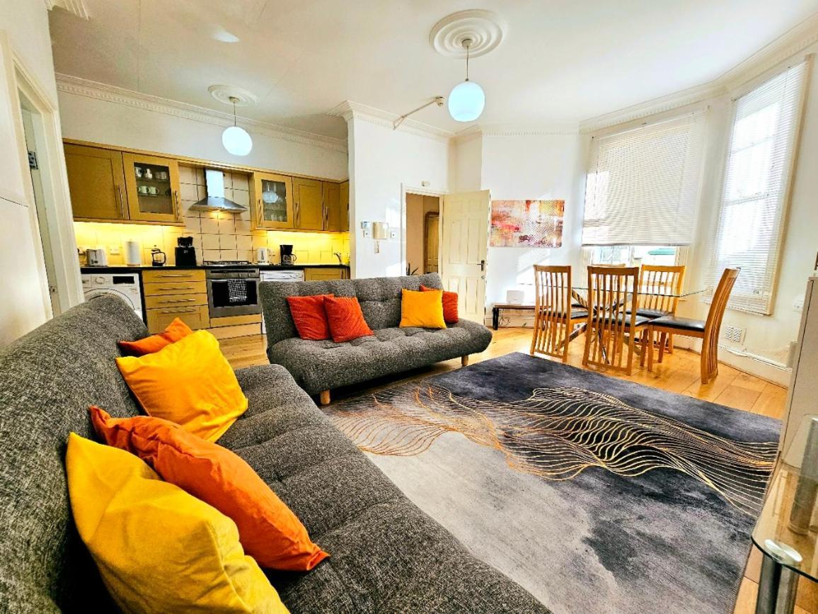 Spacious & Cosy 2 Bedroom Home Plus 2 Sofa-Beds With Private Entrance And Back Patio, 3 Min Walk To Earl'S Court Station Londýn Exteriér fotografie