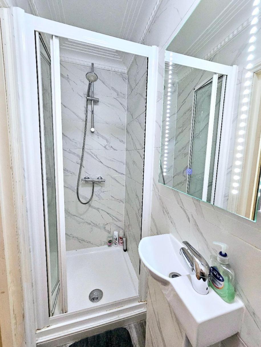 Spacious & Cosy 2 Bedroom Home Plus 2 Sofa-Beds With Private Entrance And Back Patio, 3 Min Walk To Earl'S Court Station Londýn Exteriér fotografie