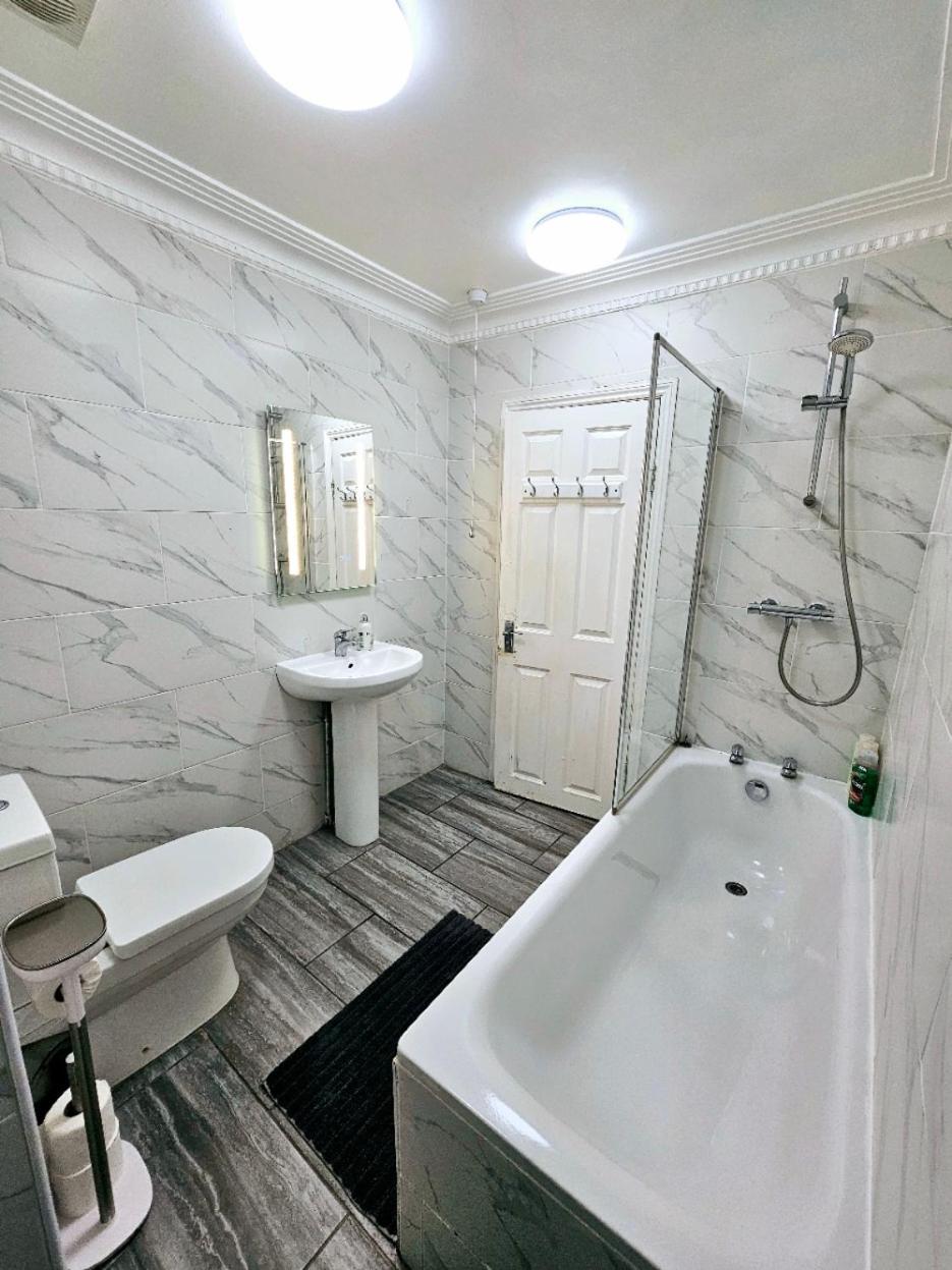 Spacious & Cosy 2 Bedroom Home Plus 2 Sofa-Beds With Private Entrance And Back Patio, 3 Min Walk To Earl'S Court Station Londýn Exteriér fotografie