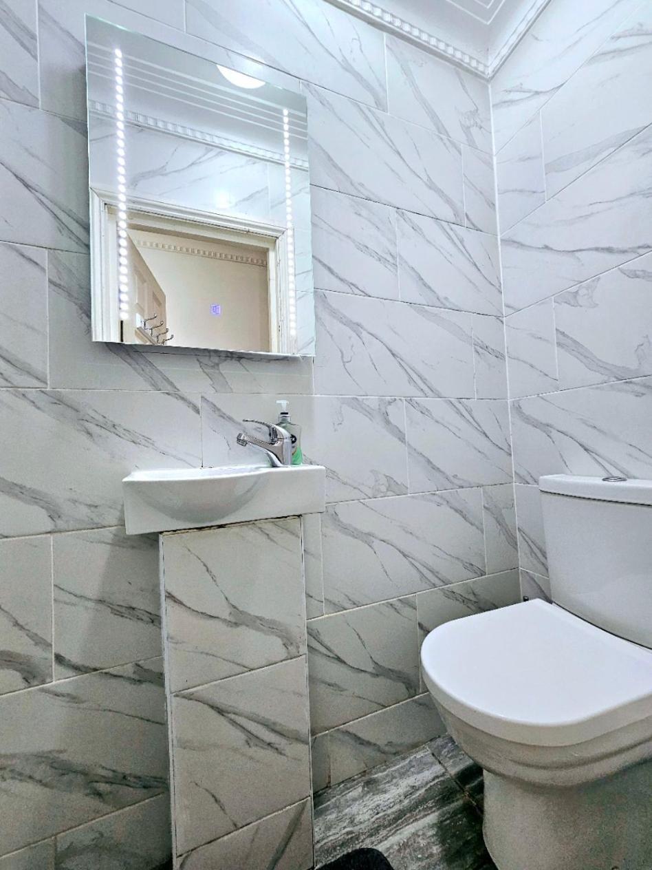Spacious & Cosy 2 Bedroom Home Plus 2 Sofa-Beds With Private Entrance And Back Patio, 3 Min Walk To Earl'S Court Station Londýn Exteriér fotografie