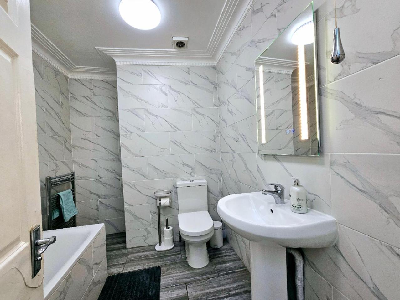 Spacious & Cosy 2 Bedroom Home Plus 2 Sofa-Beds With Private Entrance And Back Patio, 3 Min Walk To Earl'S Court Station Londýn Exteriér fotografie